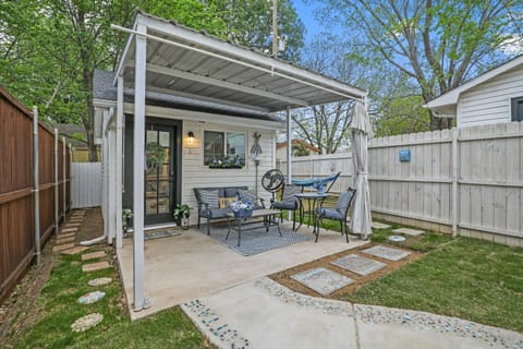 1 Mi to Lewisville Lake Fun Cozy Couples Retreat Apartment in Lake Dallas