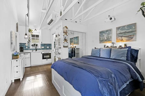 1 Mi to Lewisville Lake Fun Cozy Couples Retreat Apartment in Lake Dallas