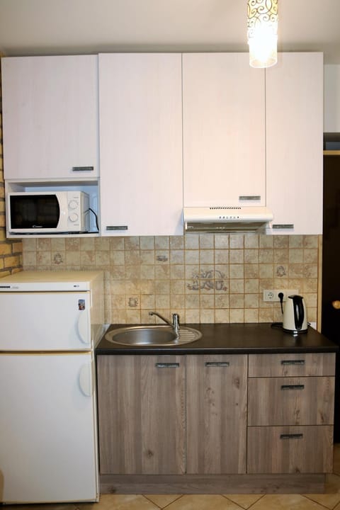 Kitchen or kitchenette, microwave, kitchen
