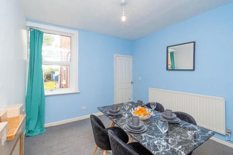 Fantastic 3 Bedroom House *Free Parking* Apartment in Wolverhampton