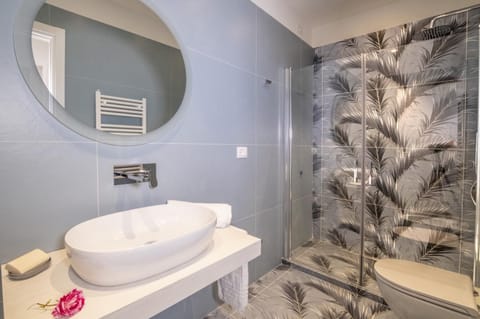 Shower, Toilet, Bathroom, towels