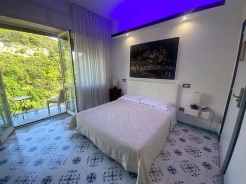 Bed, TV and multimedia, View (from property/room), Balcony/Terrace, Photo of the whole room, Bedroom