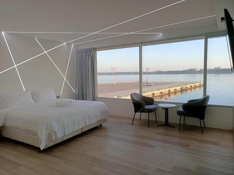 Photo of the whole room, Sea view