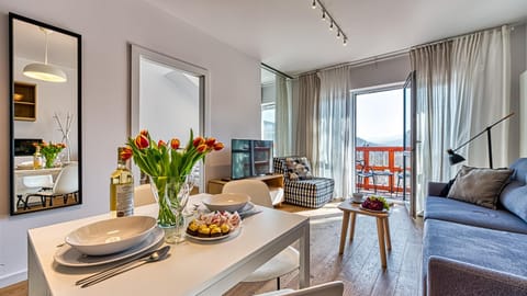 Living room, Food and drinks, Dining area, Food