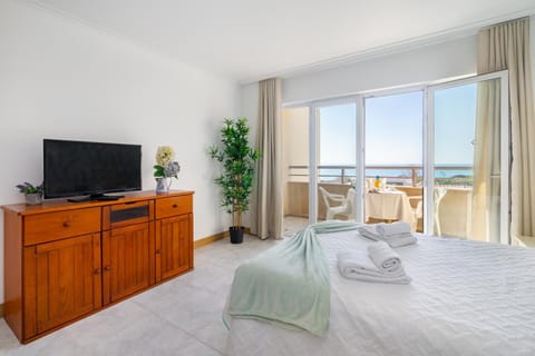 Bed, TV and multimedia, Bedroom