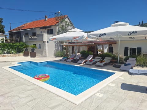 Property building, Garden, Garden view, Mountain view, Swimming pool, sunbed