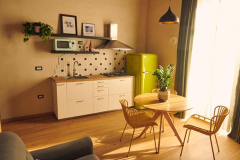 Kitchen or kitchenette, Living room, Seating area, Dining area