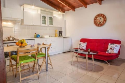 Kitchen or kitchenette, Seating area, Dining area