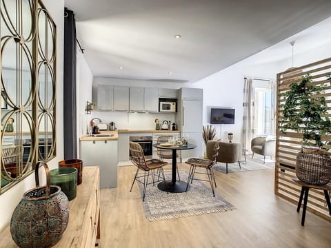 Kitchen or kitchenette, Dining area