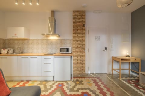 Apt with Antique Floor & lots of Sun Light Apartment hotel in Valencia