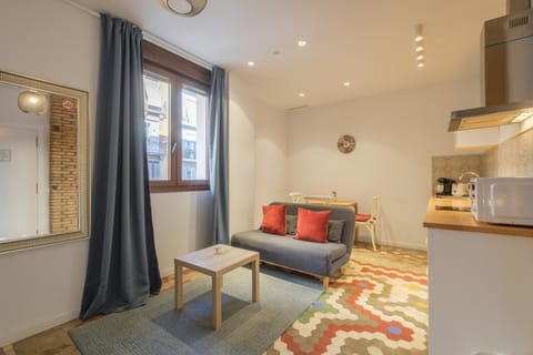 Apt with Antique Floor & lots of Sun Light Apartment hotel in Valencia