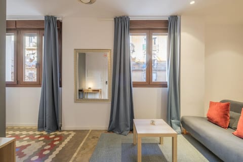 Apt with Antique Floor & lots of Sun Light Apartment hotel in Valencia