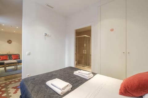 Apt with Antique Floor & lots of Sun Light Apartment hotel in Valencia
