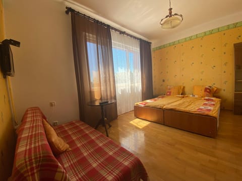 Bed, TV and multimedia, Photo of the whole room, Seating area, City view, Street view