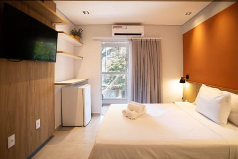 Bed, TV and multimedia, Balcony/Terrace, Photo of the whole room, Bedroom, minibar, towels, air conditioner