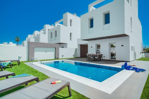 Property building, Patio, Day, Swimming pool, sunbed