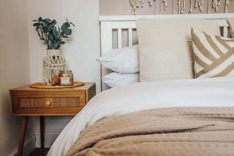 Principality View Apartment Two, by Solace Stays Apartment in Cardiff