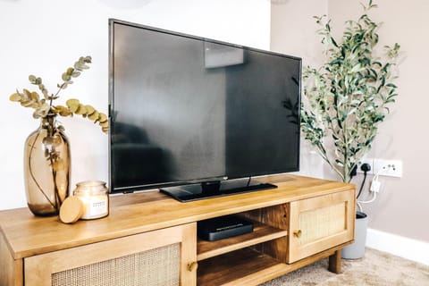 Principality View Apartment One, by Solace Stays Apartment in Cardiff