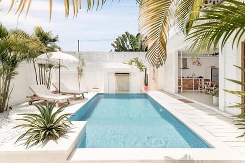 Garden, Swimming pool, sunbed, kitchen