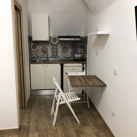 Kitchen or kitchenette, Internal: Not applicable to any particular room
