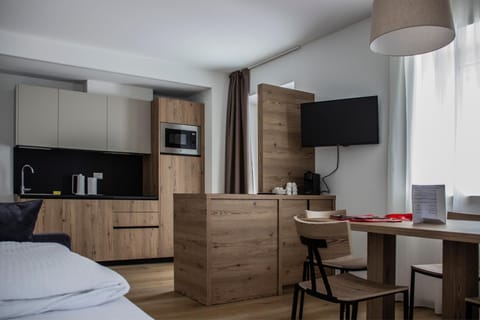 Kitchen or kitchenette, Dining area, minibar, stove