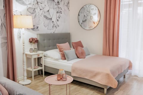 Bed, Photo of the whole room, Seating area, Bedroom