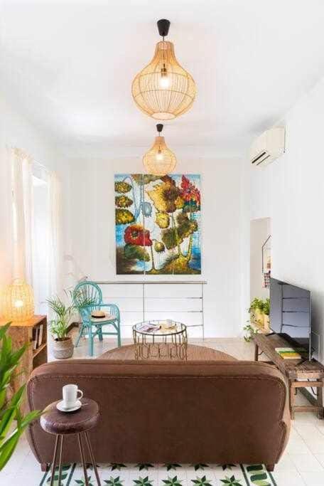 TV and multimedia, Living room, Decorative detail, Seating area, Dining area
