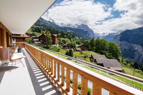 View (from property/room), Balcony/Terrace, Landmark view, Mountain view