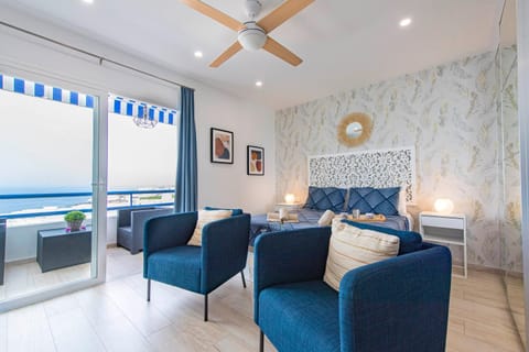 Bed, Photo of the whole room, Bedroom, Sea view, fireplace, towels