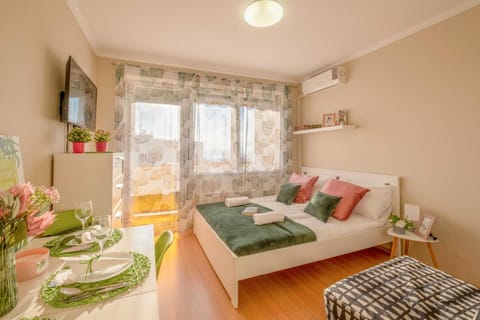 Bed, Dining area, Bedroom