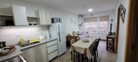 Kitchen or kitchenette, Living room, Seating area, Dining area, minibar