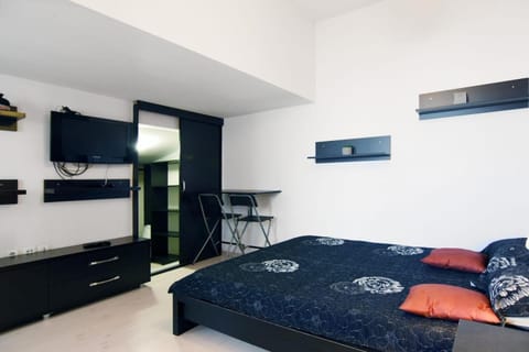 Communal lounge/ TV room, Bed, TV and multimedia, Photo of the whole room, Bedroom