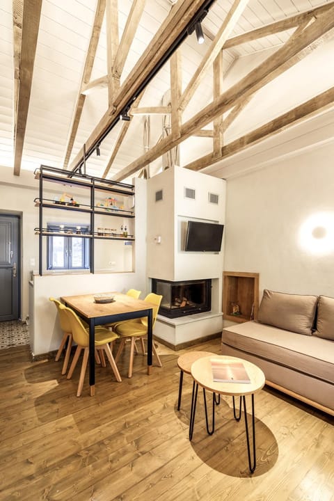 TV and multimedia, Living room, Seating area, Dining area
