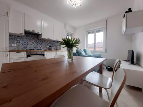 TV and multimedia, Kitchen or kitchenette, Living room, Seating area