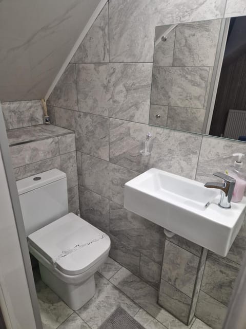 Highfields Living - All Rooms Ensuite- Free Wifi- Free Local Parking Bed and Breakfast in Sheffield