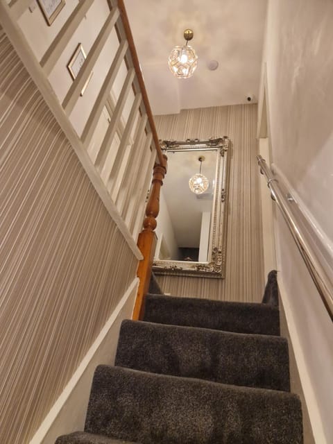 Highfields Living - All Rooms Ensuite- Free Wifi- Free Local Parking Bed and Breakfast in Sheffield