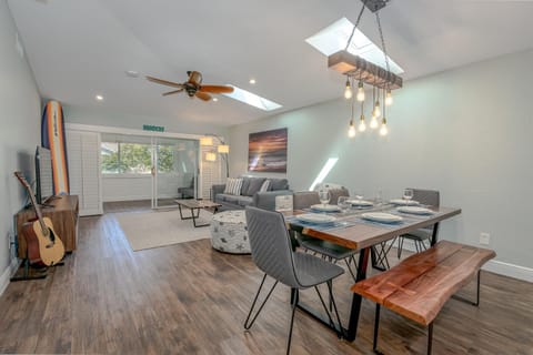 TV and multimedia, Living room, Seating area, Dining area