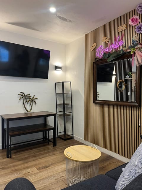 Stunning Little Havana Suites Close to airport, Calle Ocho, Brickell, Wynwood and the Beaches - Free Parking Apartment in Miami