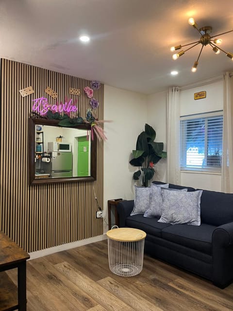 Stunning Little Havana Suites Close to airport, Calle Ocho, Brickell, Wynwood and the Beaches - Free Parking Apartment in Miami