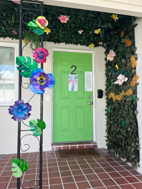 Stunning Little Havana Suites Close to airport, Calle Ocho, Brickell, Wynwood and the Beaches - Free Parking Apartment in Miami