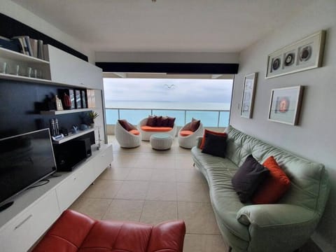 Communal lounge/ TV room, TV and multimedia, Living room, Sea view