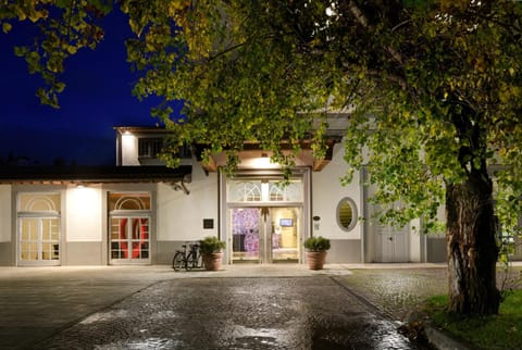 Facade/entrance, Floor plan