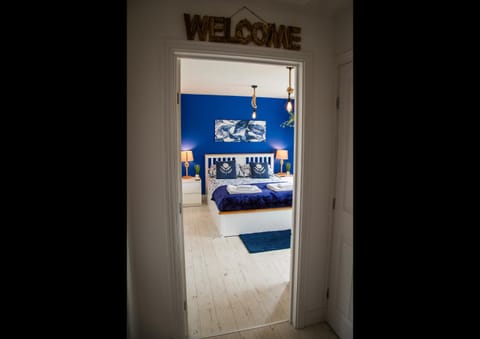 Bed, Photo of the whole room, Bedroom, Text overlay