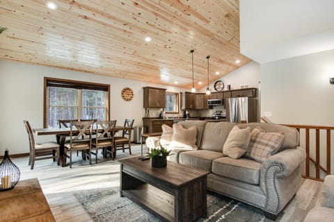 Red Pine Cabin Cabin in Petenwell Lake