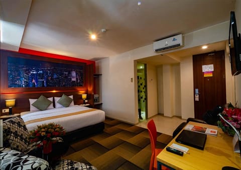 Bed, TV and multimedia, Living room, Photo of the whole room, Seating area, Bedroom, hair dresser, air conditioner