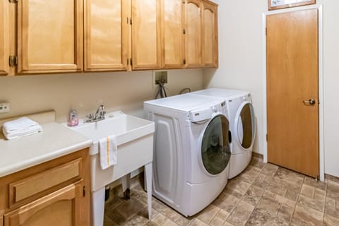 Alder Lake View Lodge House in Bass Lake