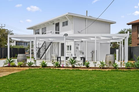 Property building, Facade/entrance, Garden, Dining area