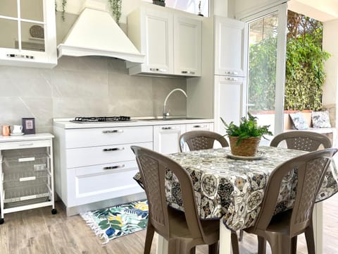 Kitchen or kitchenette, Dining area