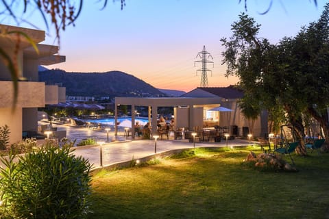 Restaurant/places to eat, Garden, Lounge or bar