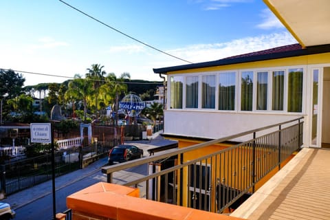 Property building, Balcony/Terrace, Street view